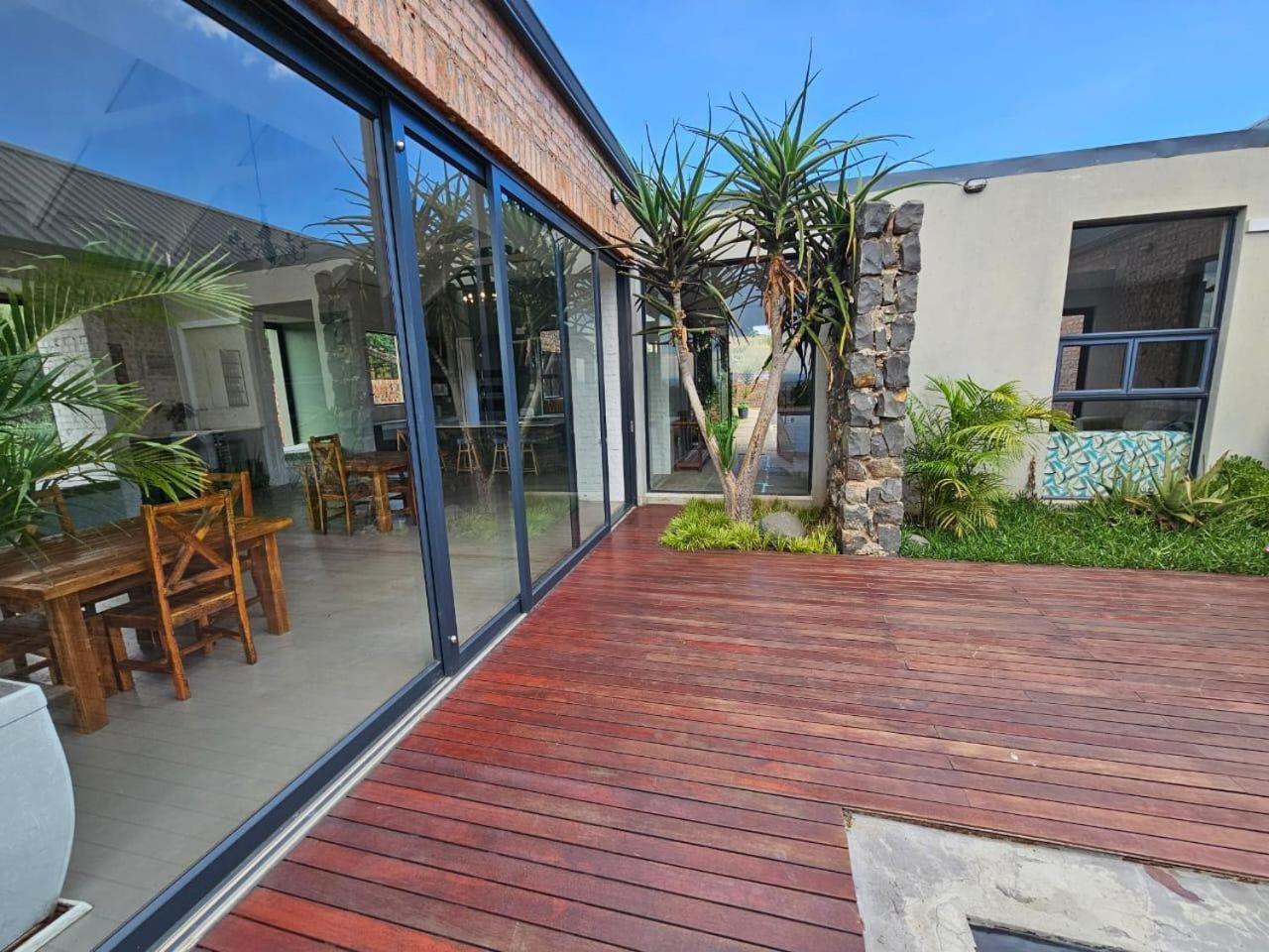 Hilltop House Ladysmith Exterior photo